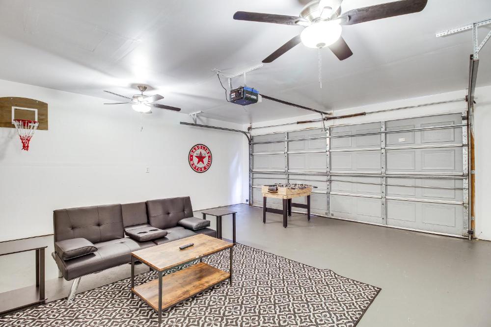 Charming Savannah Vacation Rental with Game Room!